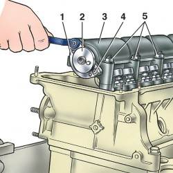 Cнятие упорного фланца распределительного вала